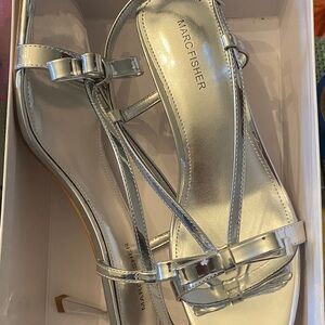 🦩Marc Fisher Metallic Silver Heels🦩